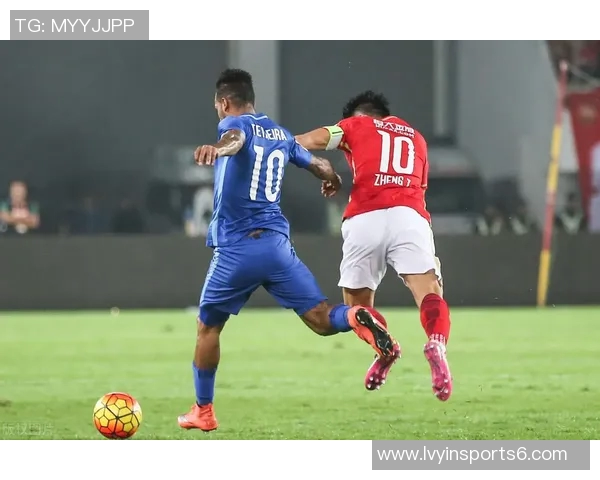 恒大与苏宁决赛激战正酣球场内外激情四溢引发球迷热烈关注